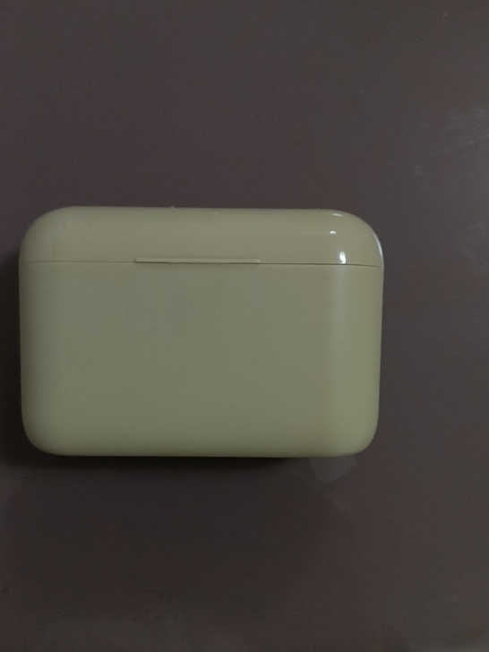 蓝牙耳机，不知道品牌，耳机正常使用，两个耳...