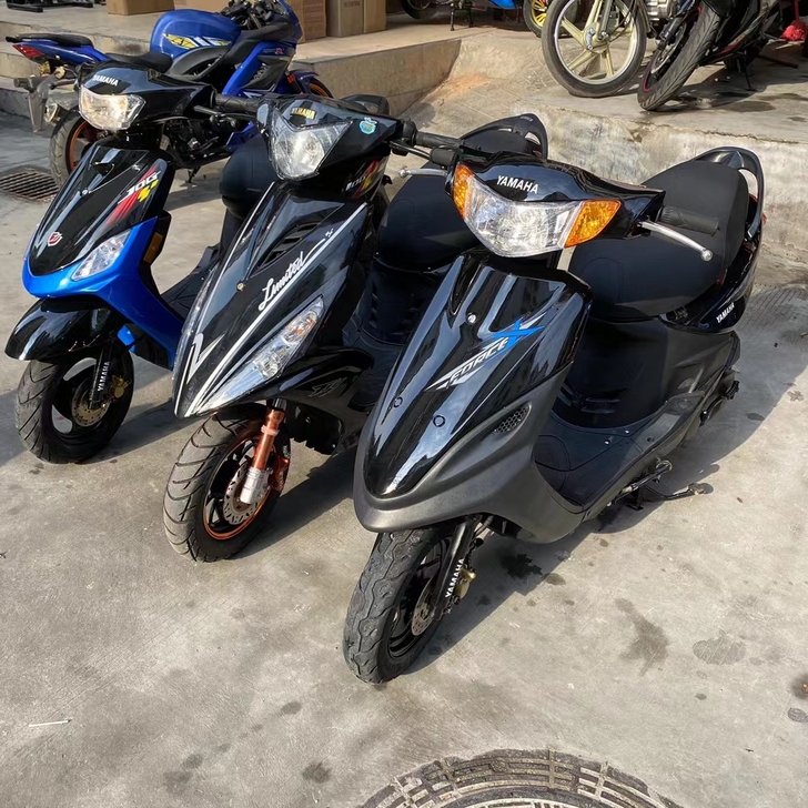 各種各樣踏板摩托車，大量現貨