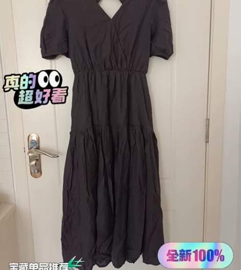 全新黑色连衣裙,面料轻薄透气,很亲肤,款式...