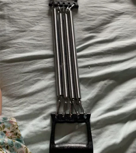 家里闲置拉力器一个，一共四根弹簧。不包邮，...