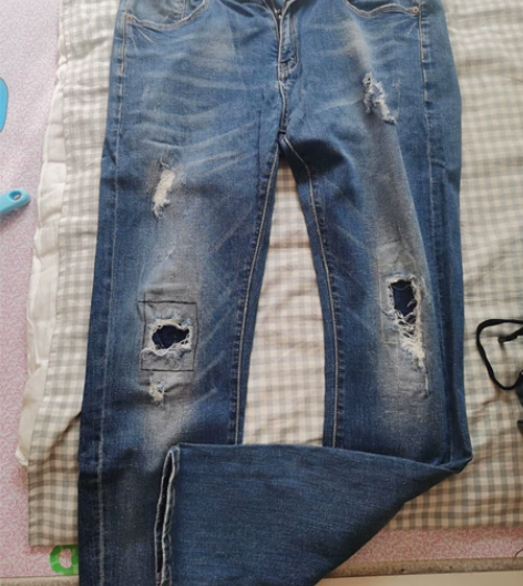 卡门春冬款纯棉男士破洞蓝色牛仔裤， 右后兜...