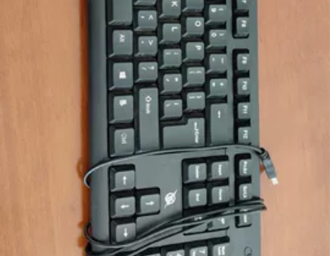 电脑键盘，正常使用，基本全新，不包邮不包退...