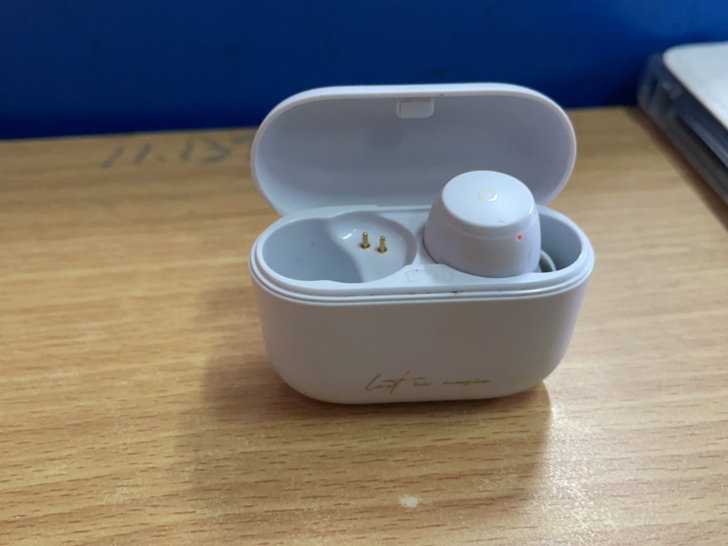 左耳丢失,右耳盒子各单出漫步者(EDIFI...