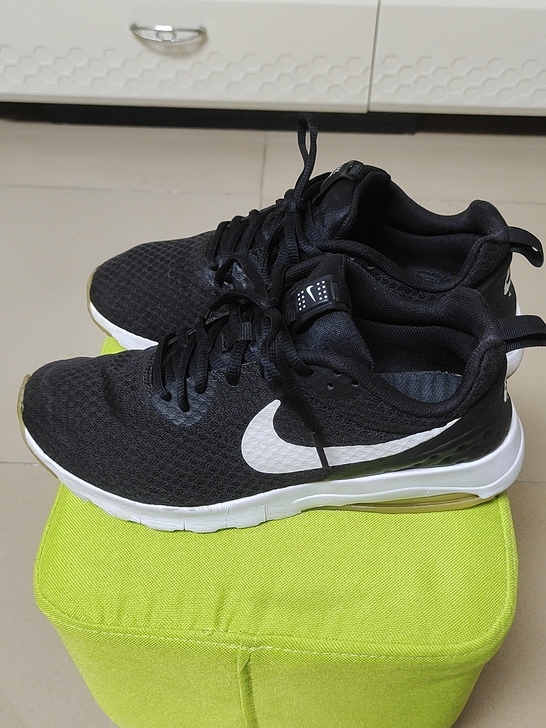 耐克飞织跑步鞋，42码正品保证。八五新没有...