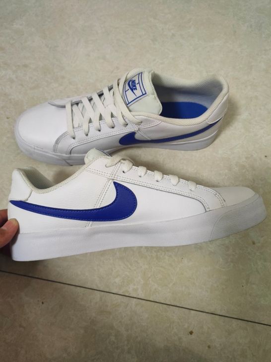 Nike耐克，白色板鞋。BQ4222。42...