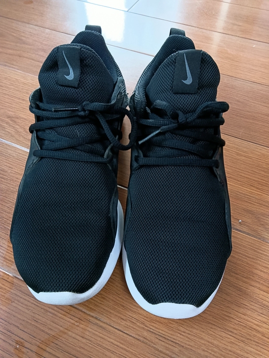 出一双耐克运动鞋，门店买的，闲置不穿了，现...