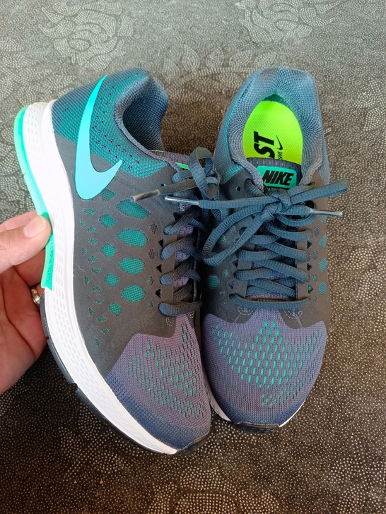 38码耐克女士跑步鞋  八成新，图片实拍，...