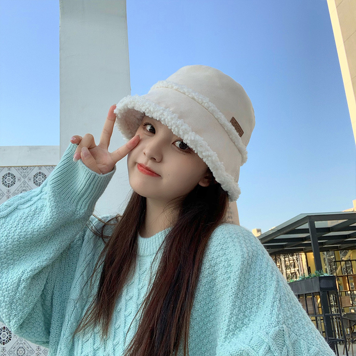 艾佳微 帽子全新的，太厚了，没地方戴