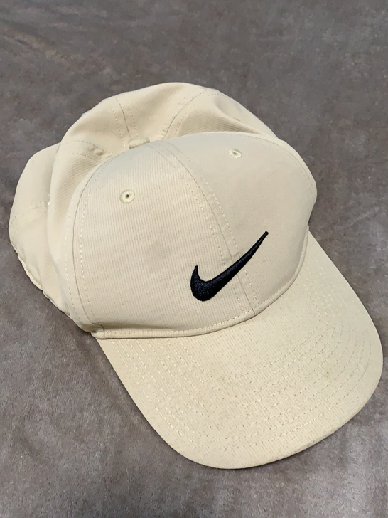 米色耐克鸭舌帽