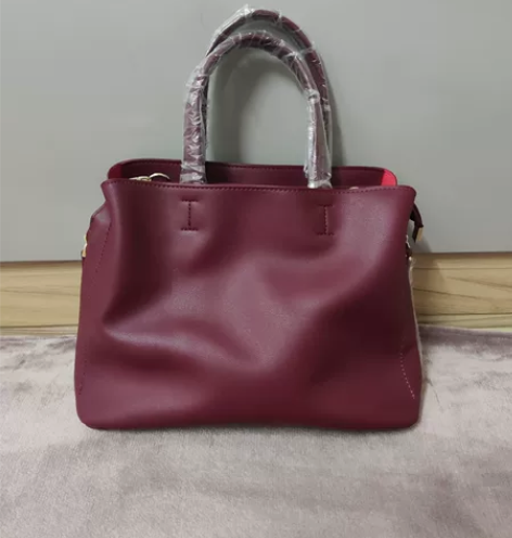 全新 女士手提斜挎包  在商场买的，买回来...