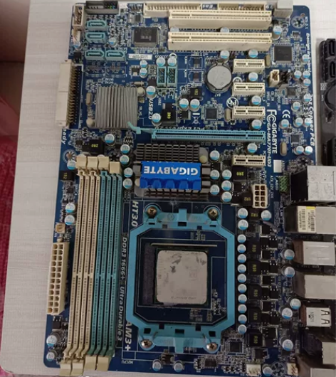 打包出一些电脑主板，CPU，显卡，内存条 ...