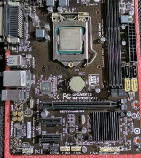 技嘉GA-H81M-DS2主板，有三块。标...