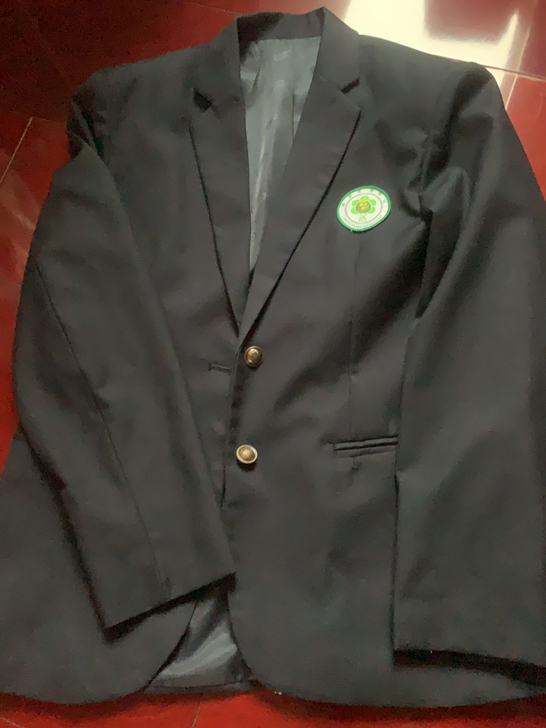 立德心远校服转卖，西服基本全新，除灰色校服...