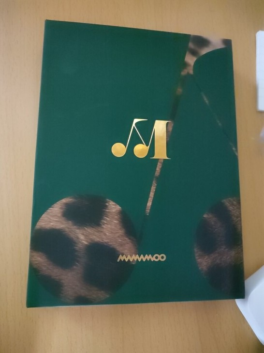 出MAMAMOO专辑，盒子边角有轻微破损