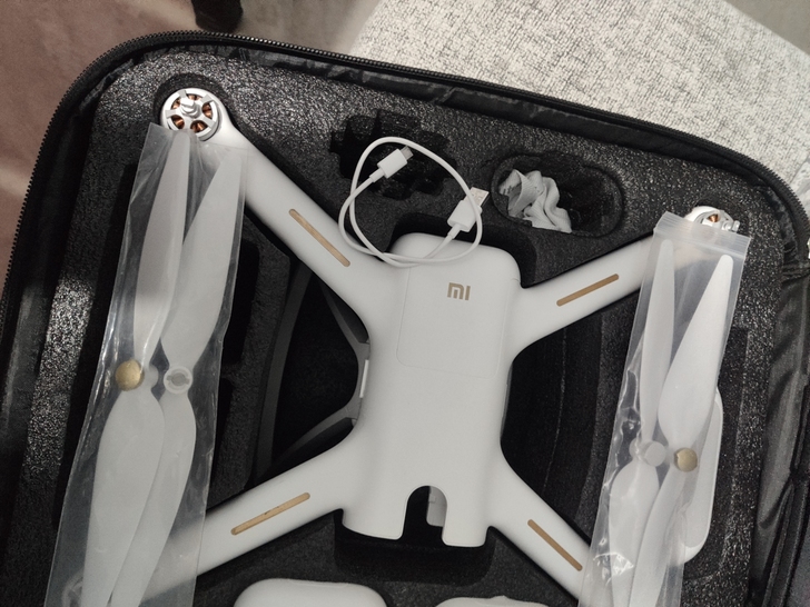 小米4K无人机,九成新,买回来就用了6次,...