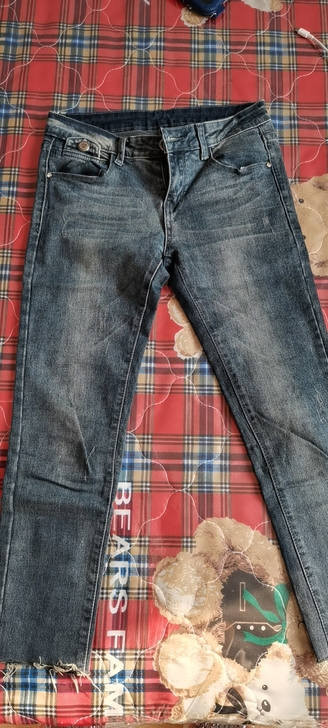 七分牛仔裤，实物是墨蓝色，长约76左右，腰...