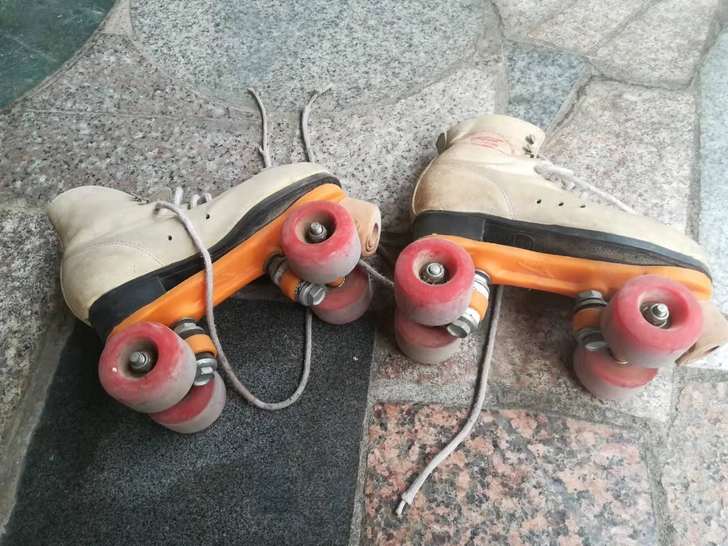 低价处理上世纪八、九十年代真皮轮滑鞋。50...