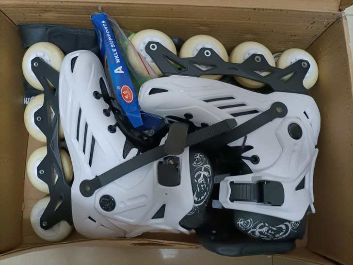 溜冰鞋，三百多买来的没玩几次，还另外买了护...