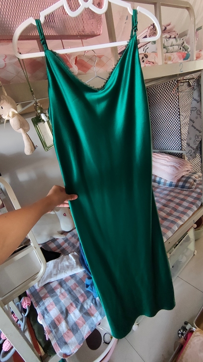 缎光绿色吊带长裙