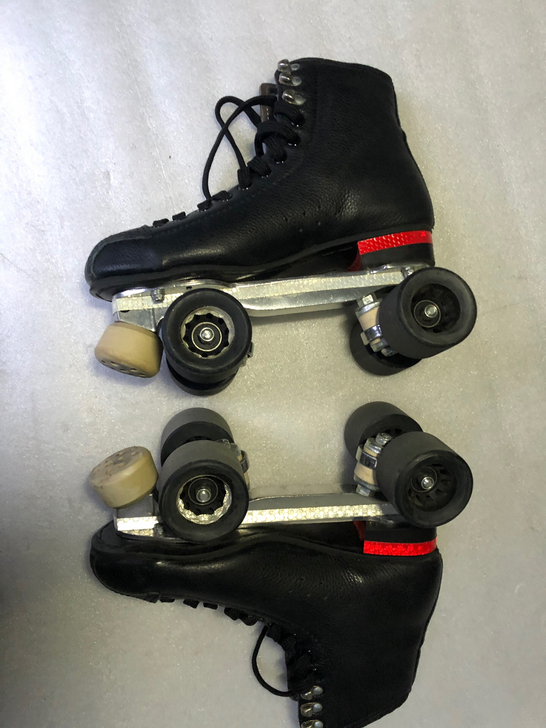 红棉双排轮滑鞋，五百多买的，鞋架很结实不是...