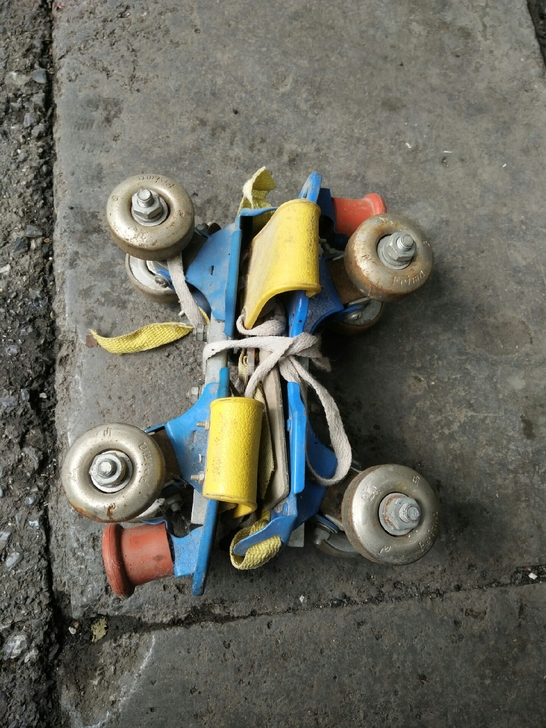 老式溜冰鞋,全金属,长度22厘米左右,能用。