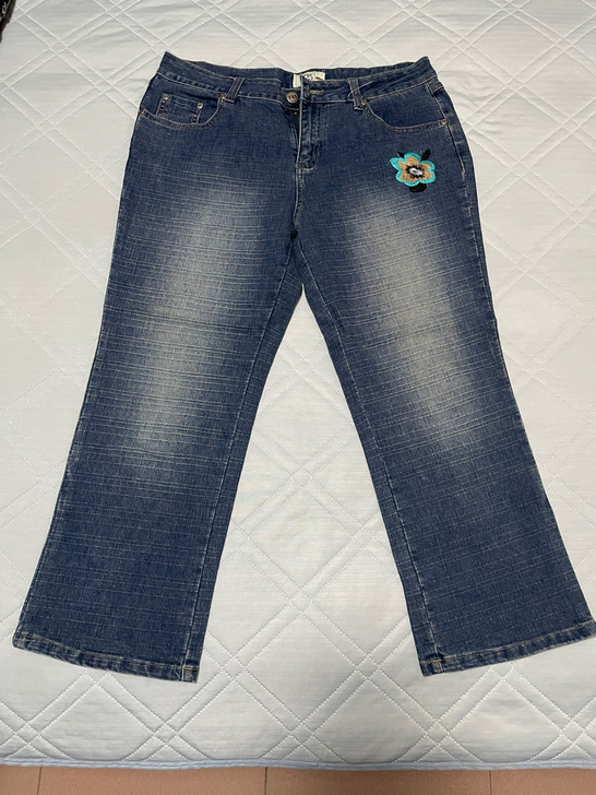 蓝绣花七分牛仔裤