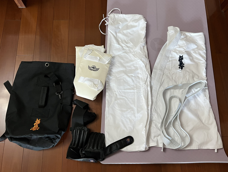 极真空手道道服及护具背包全套，几乎全新。X...