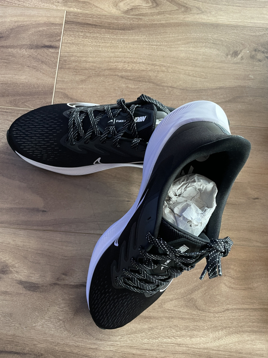 耐克运动鞋，实体店购入，全新44码。别人送...