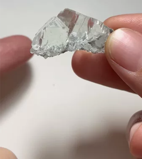 香花岭萤石，实物是清透的浅绿色，晚上灯下拍...