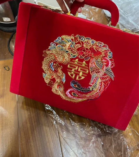 婚庆箱子，刺绣绒的全新未使用，鳄鱼皮质的只...