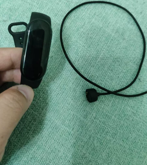 小米手环6 nfc版 配件全有盒子，所以可...