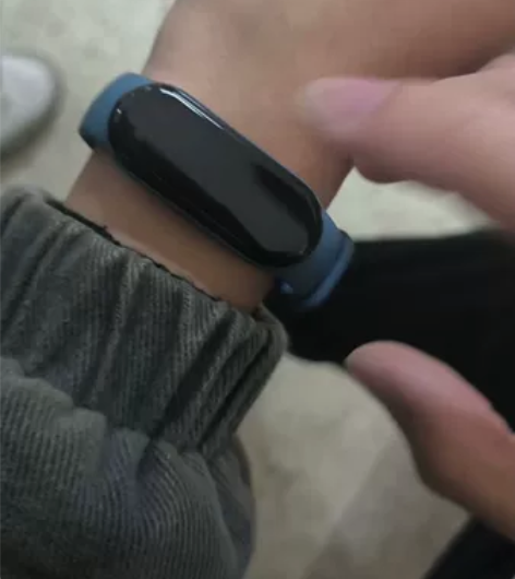 小米手环6nfc版本，发票有，要买的话就发...