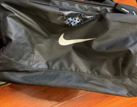 耐克健身包，篮球足球包使用次数不超过十次，...