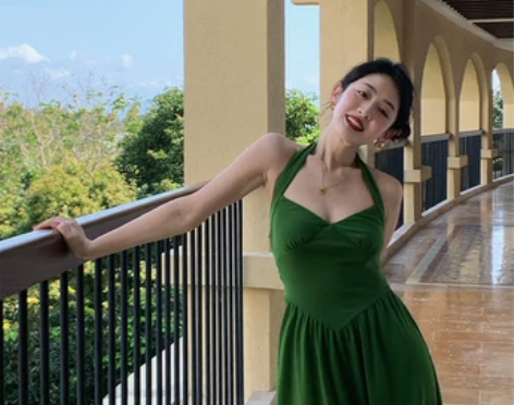 午后商店自制绿色收腰显瘦挂脖连衣裙女夏