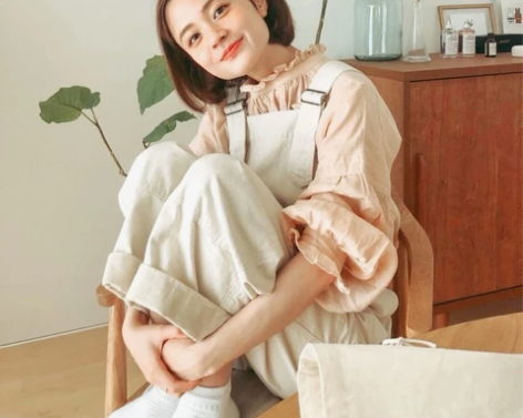 米白色背带牛仔裤，全新，没有机会穿了，给我...