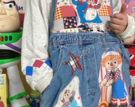 被风吹散的萝卜头古着童趣日系贴布背带牛仔裤...