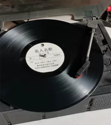 黑胶唱片机 感兴趣的话点“我想要”和我私聊...