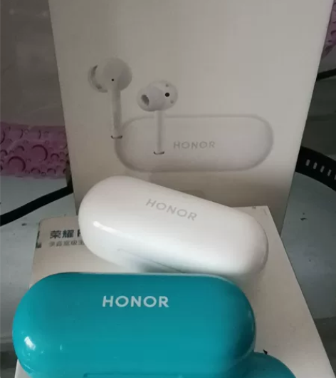 荣耀FlyPods3成色九成新左右， 机身...