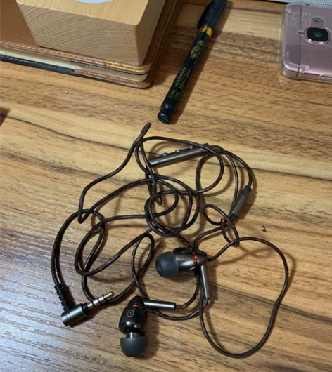 1more万魔四单元圈铁耳机，型号e101...