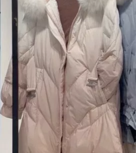 朝花夕拾渐变羽绒服，全新带吊牌 感兴趣的话...