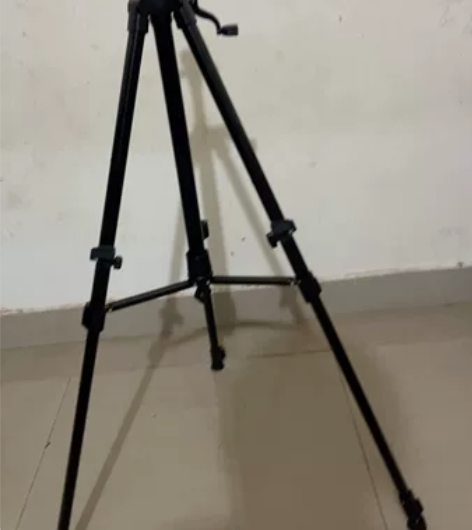 全新手摇折叠画架，很厚实很稳， 感兴趣的话...