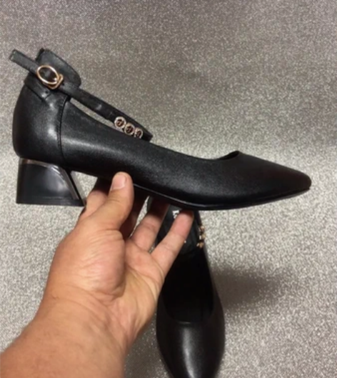 全新40码女士真皮皮鞋，编号72，头层牛皮...