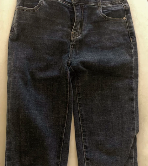 女生牛仔裤灰黑色，穿过两三次，挺新的，m码...