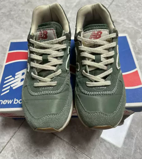 新百伦574，37码，脚后跟处有瑕疵 售出...