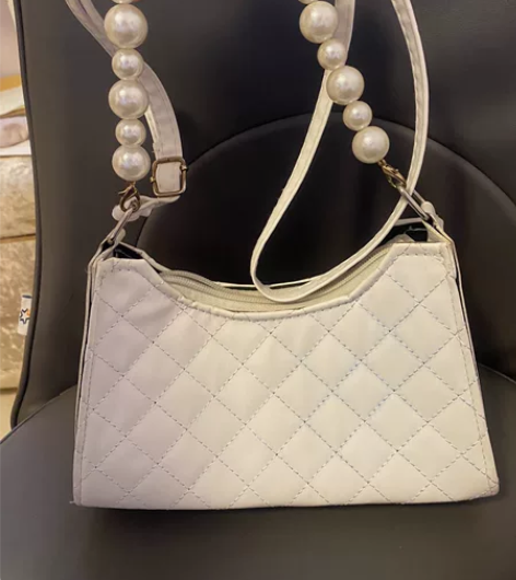 腋下斜挎包 感兴趣的话点“我想要”和我私聊...