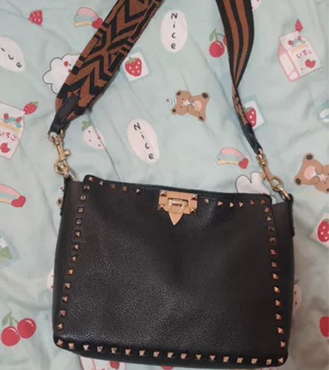 真皮斜挎包，正常的使用痕迹，实体店360买...