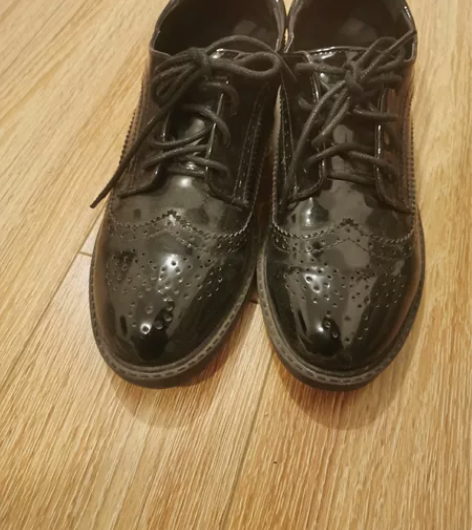 英伦风漆皮雕花布洛克平底鞋女 品相如图，底...