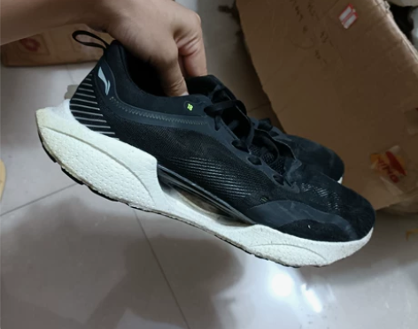 李宁超轻18跑鞋 成色不错如图所示 成色都...