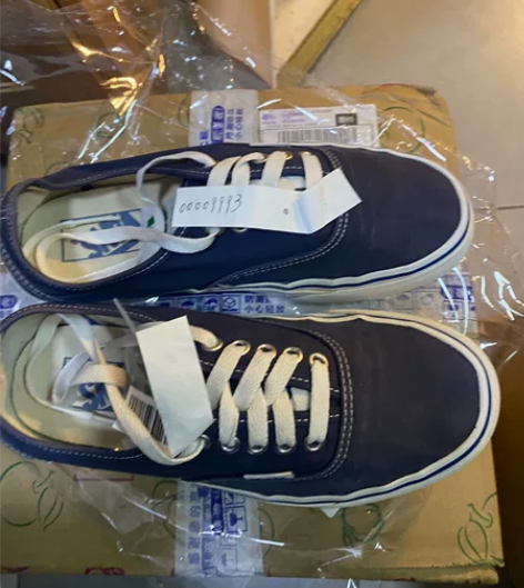 vans板鞋从英国背回来，穿了很多次，很休...