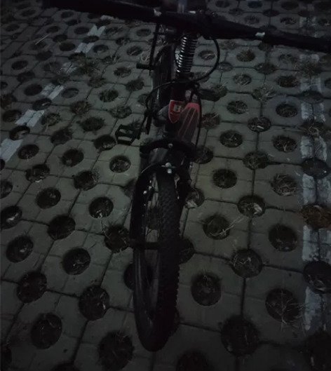 减震山地车，后面装有车座，22寸的，可以骑...